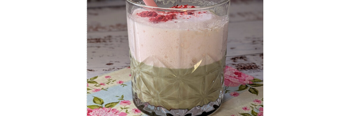 Strawberry Matcha Latte - Strawberry Matcha Latte